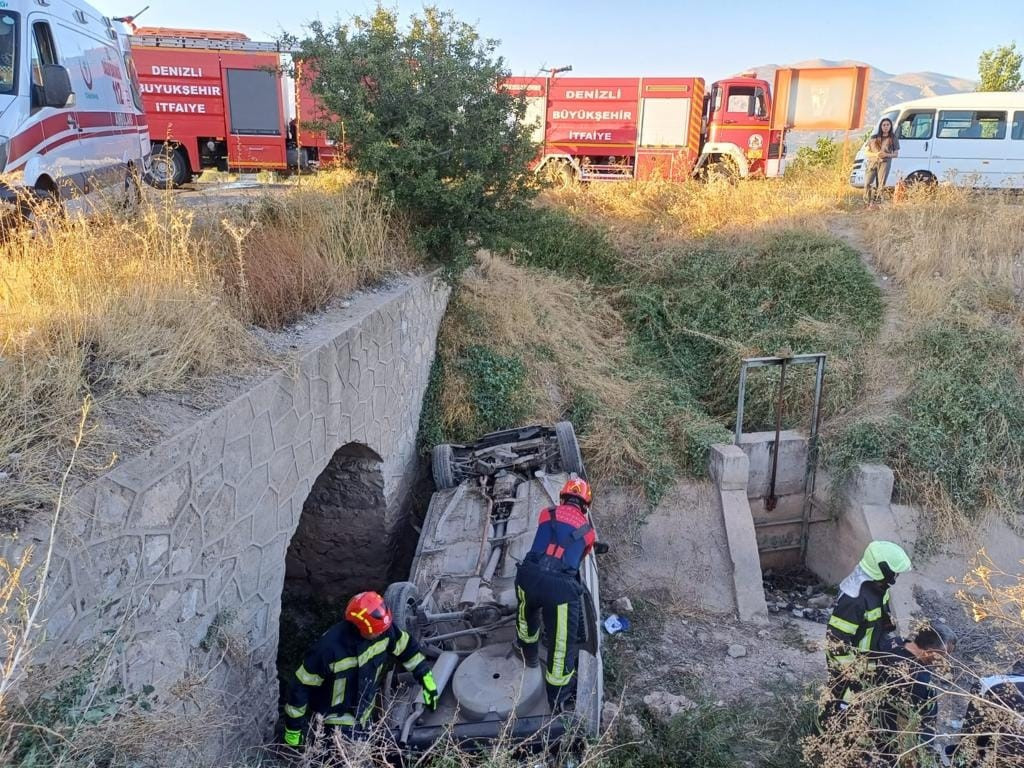 Denizli de feci kaza Kontrolden çıkan otomobil su kanalına uçtu