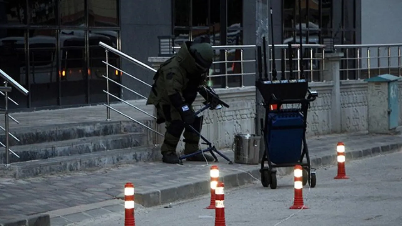 Bomba ihbarı yapıldı! Fünye ile patlatılan kazandan bakın ne çıktı...