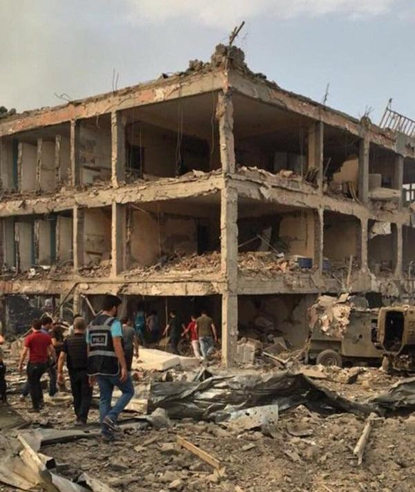 Cizre'de bombalı araçla saldırı: 11 şehit - Resim : 1