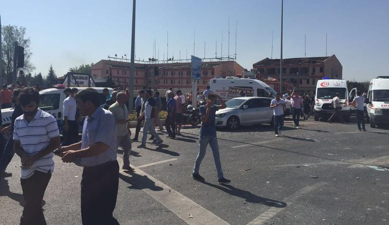 Elazığ'da Emniyete bombalı araçla saldırı: 3 şehit - Resim : 1