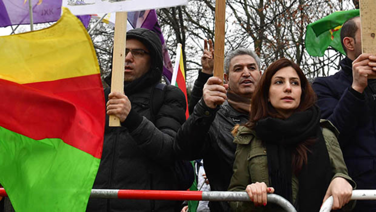 Berlin'de PKK yandaşlarına polis müdahalesi - Resim : 2