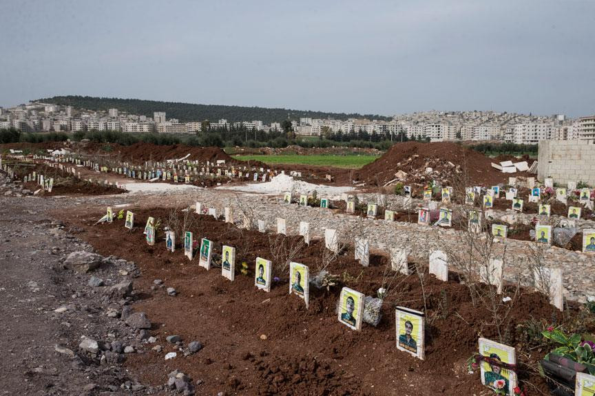 Afrin'de PYD'li teröristlerin gömüldüğü mezarlar bulundu - Resim : 1