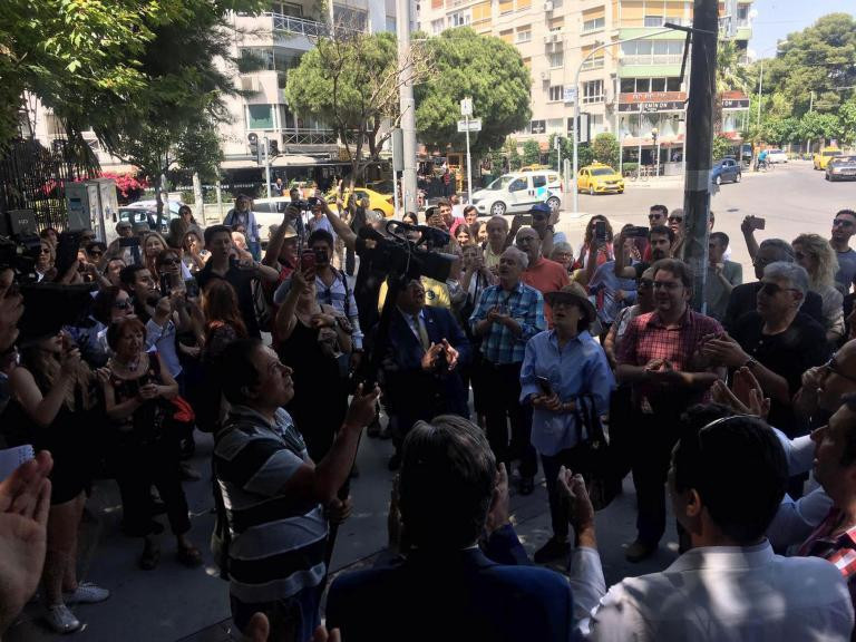 İzmir'de İzmir Marşı krizi: Okul önünde toplandılar! - Resim : 1