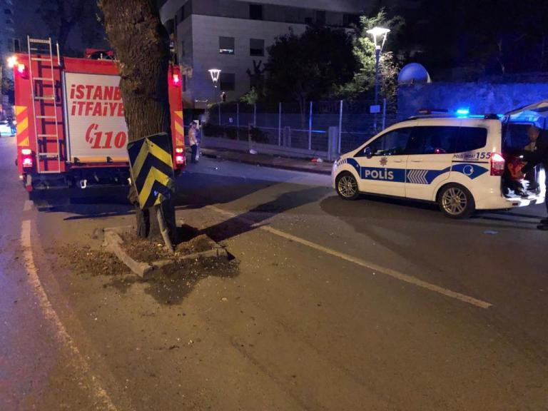 Kadıköy'de otomobil ağaca çarptı: 2'si ağır 3 yaralı - Resim : 1