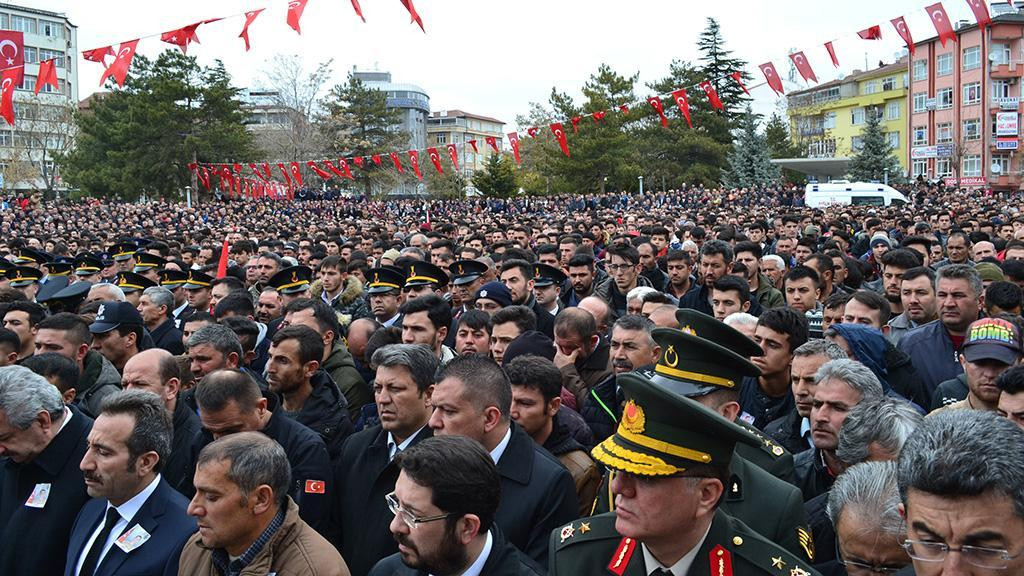 Şehit Sözleşmeli Er Mustafa Ergen'i 10 bin kişi uğurladı - Resim : 1