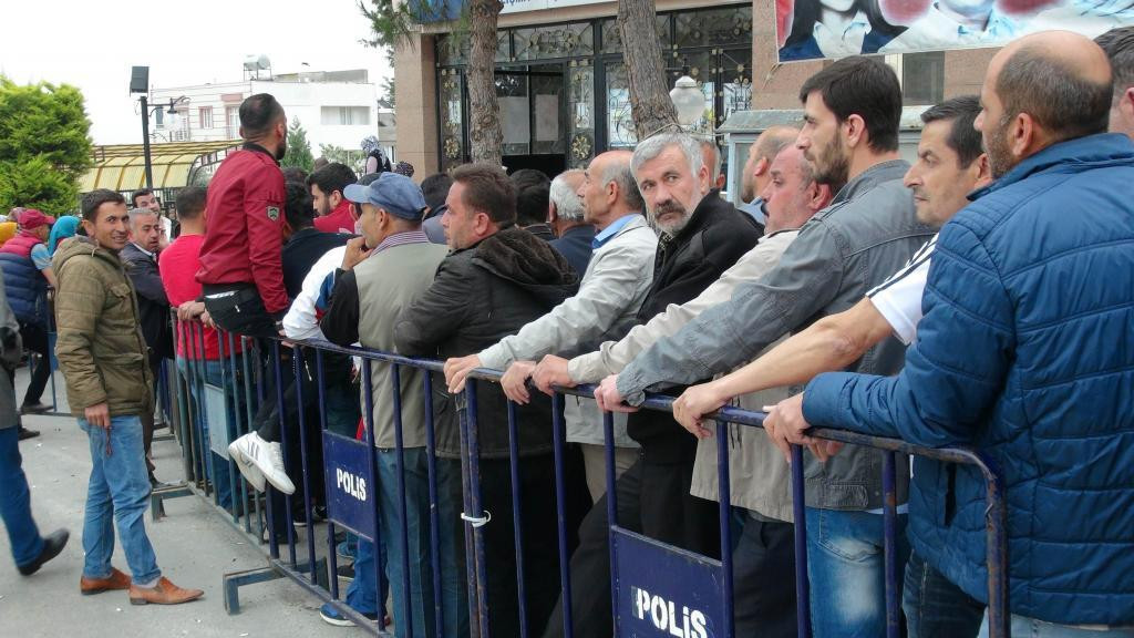 Kilis'te kadın-erkek binlerce işsiz uzun kuyruk oluşturdu - Resim : 2