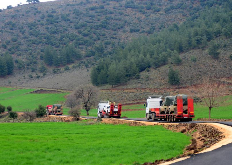 Tanklar sınırı marşlarla geçti - Resim : 4