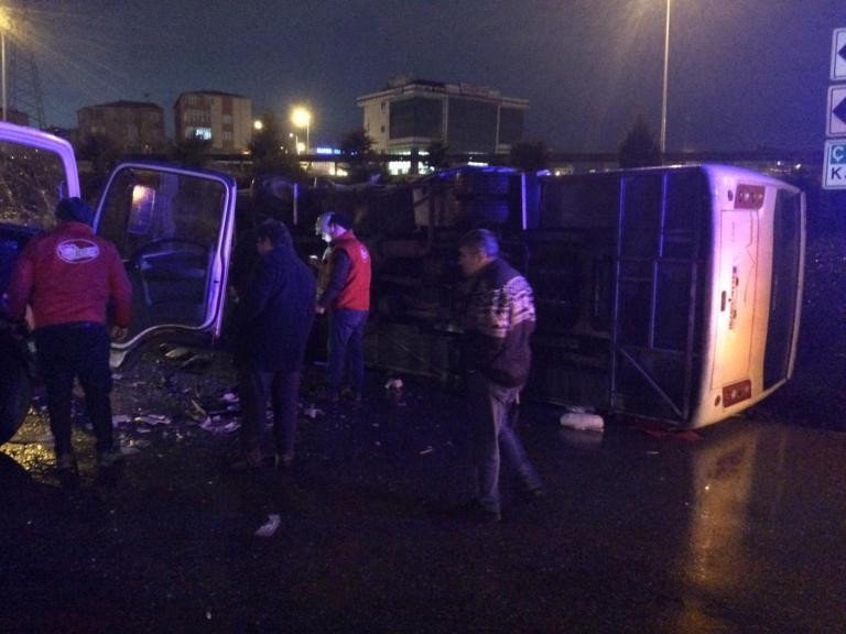 Ümraniye'de servis midibüsü ile kamyonet çarpıştı - Resim : 2