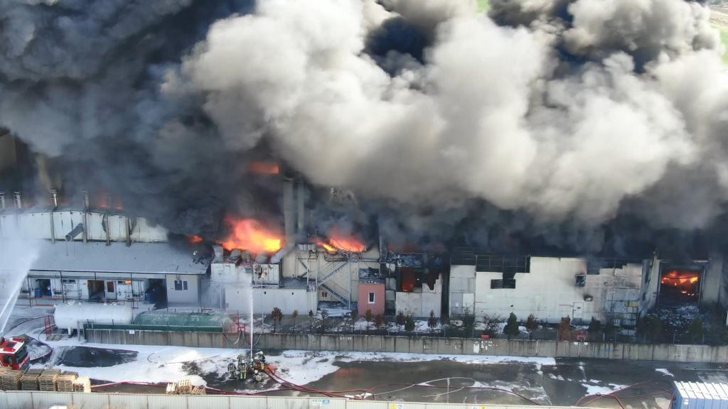 İstanbul'da kimyasal fabrikasında yangın - Resim : 7
