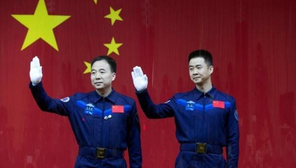 Shenzhou-11 ve Tiangong-2 başarıyla kenetlendi - Resim : 1