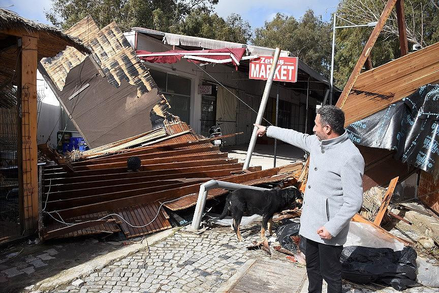 Antalya ve Muğla'da fırtına yaşamı olumsuz etkiledi - Resim : 1