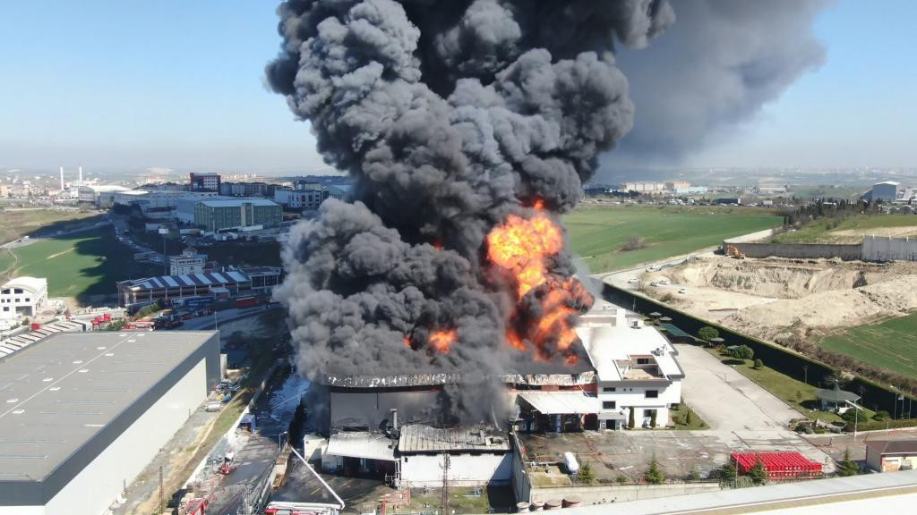 İstanbul'da kimyasal fabrikasında yangın - Resim : 5