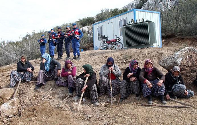 Köylü kadınlar mermer ocağı açan iş makinelerinin önünü kesti - Resim : 1