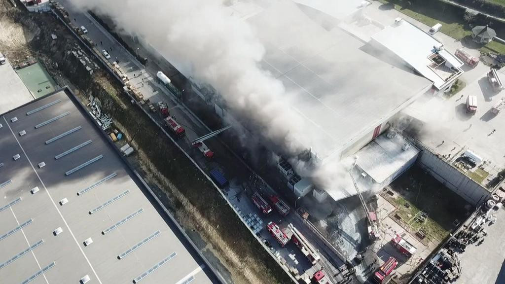 İstanbul'da kimyasal fabrikasında yangın - Resim : 1