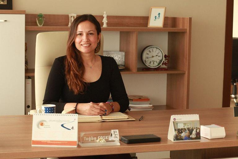 Hem öğretiyor hem oynatıyor