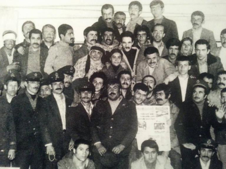Yıl: 1977. Yer: Niğde Kapalı Cezaevi.  Devrimci Ankara Sanat Tiyatrosu (DAST), “Deprem ve Zulüm”ü oynamak için cezaevindeler. Cezaevi, tarihinde ilk kez bir tiyatro eseri ile mahkumları buluşturuyor.