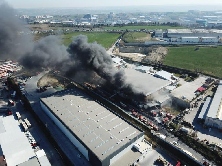 İstanbul'da kimyasal fabrikasında yangın - Resim : 2