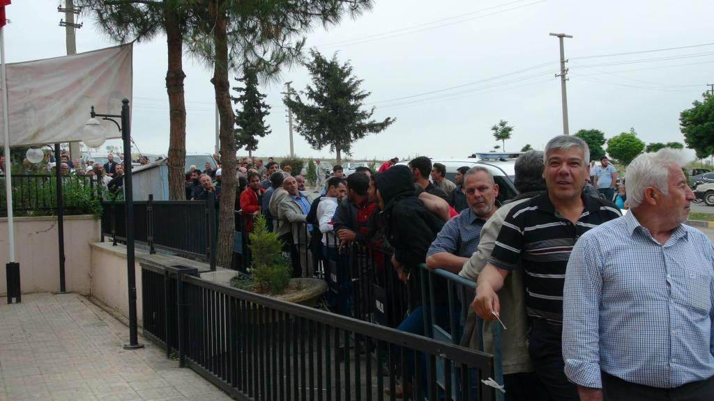 Kilis'te kadın-erkek binlerce işsiz uzun kuyruk oluşturdu - Resim : 3
