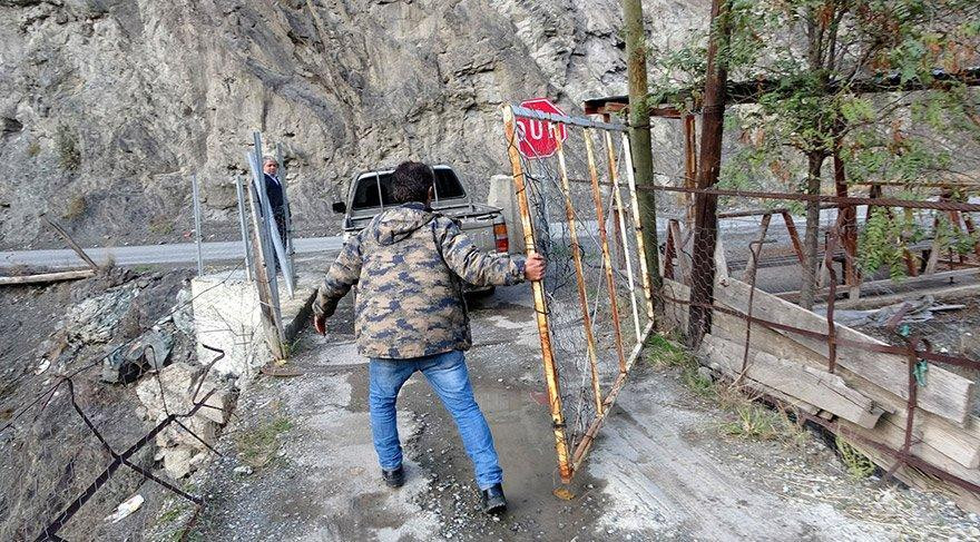 Bu köyün tek girişi kapılı asma köprü - Resim : 2