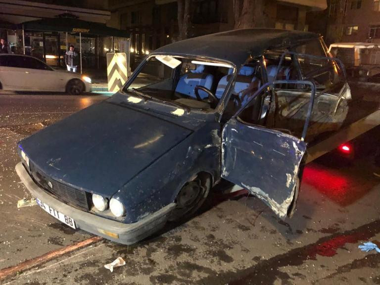 Kadıköy'de otomobil ağaca çarptı: 2'si ağır 3 yaralı - Resim : 3