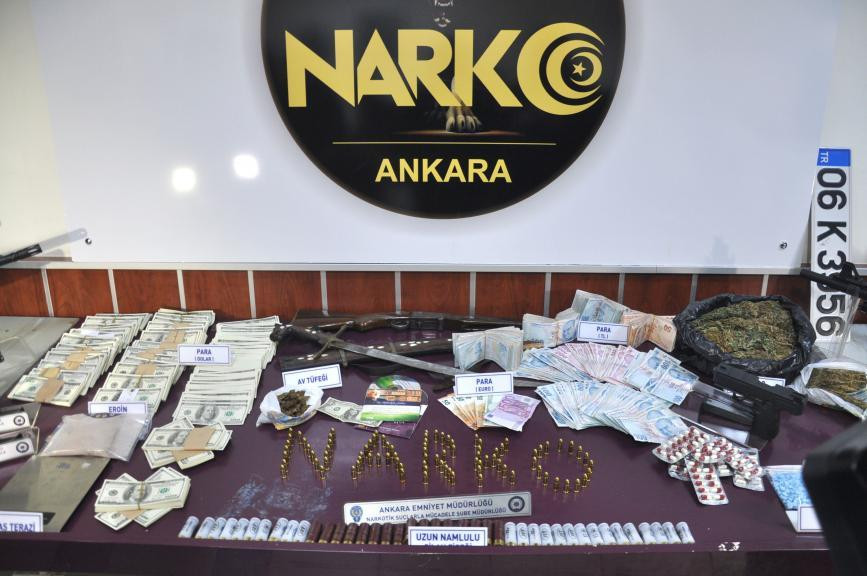 Ankara'daki uyuşturucu operasyonunda FETÖ CD'si ve 1 dolar ele geçirildi - Resim : 2