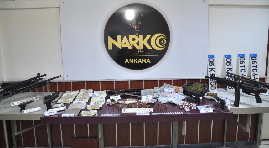 Ankara'daki uyuşturucu operasyonunda FETÖ CD'si ve 1 dolar ele geçirildi - Resim : 1