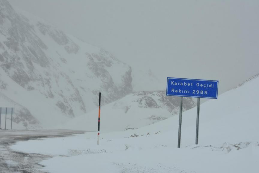 2985 rakımlı Karabet Geçidi'nde kar çilesi - Resim : 2