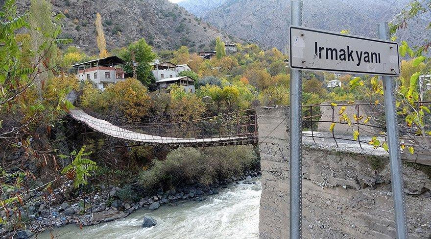 Bu köyün tek girişi kapılı asma köprü - Resim : 3