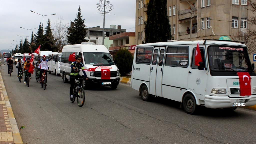 Komutan vatandaşla birlikte ağladı: Mehmetçiği duygulandıran eylem - Resim : 2