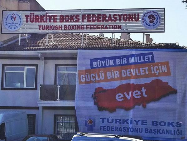 Boks Federasyonu'na skandal 'evet' pankartı - Resim : 1