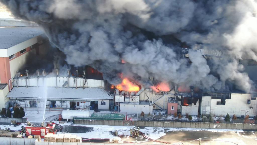 İstanbul'da kimyasal fabrikasında yangın - Resim : 6
