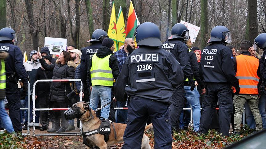 Berlin'de PKK yandaşlarına polis müdahalesi - Resim : 3