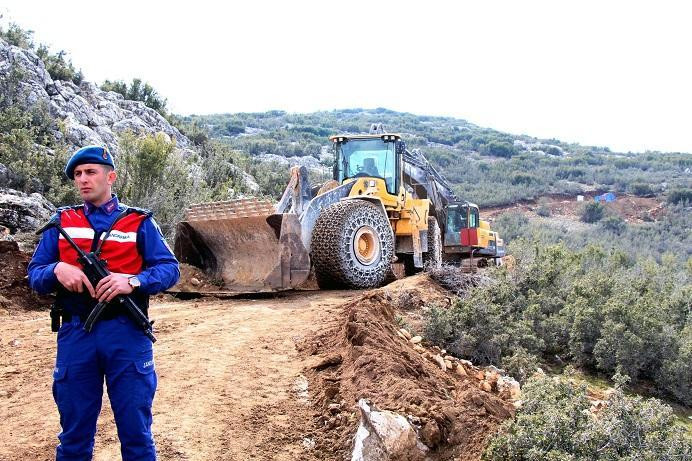 Köylü kadınlar mermer ocağı açan iş makinelerinin önünü kesti - Resim : 2