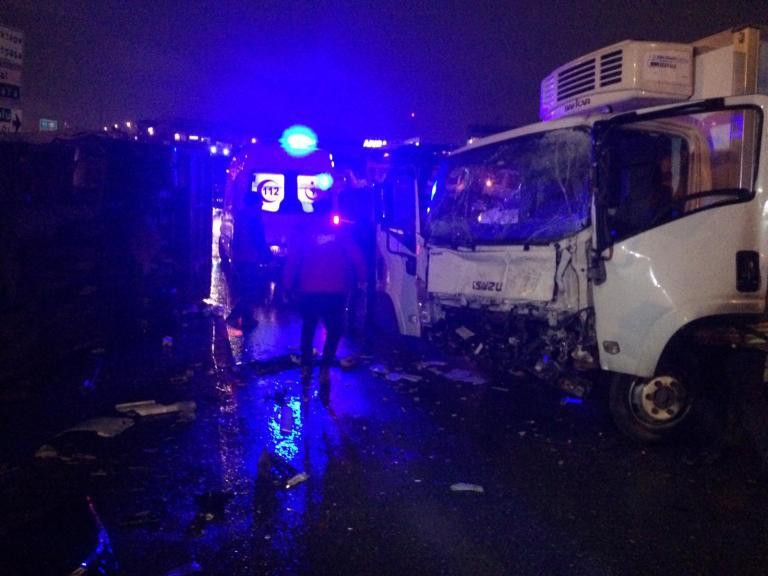 Ümraniye'de servis midibüsü ile kamyonet çarpıştı - Resim : 1