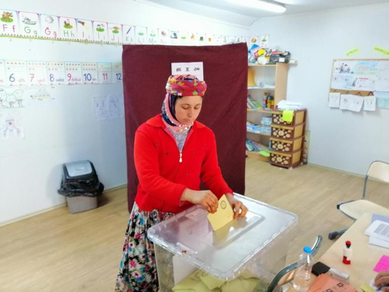 Yörük kadınları rengarenk kıyafetleriyle oy kullandı - Resim : 1