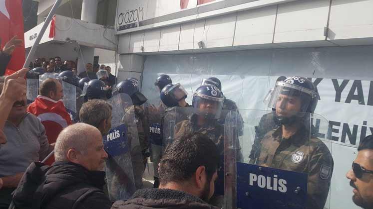 'İşgal harekatı' manşetini atan gazete önünde dev protesto - Resim : 1