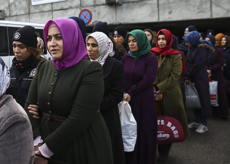 FETÖ'nün 'gaybubet ev'leri operasyonunda yakalanan 70 kişi adliyede - Resim : 1