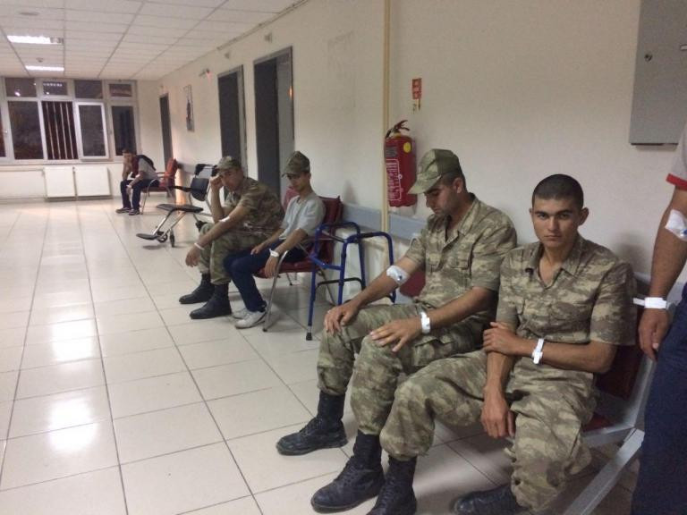 Manisa'da çok sayıda asker hastaneye kaldırıldı - Resim : 1