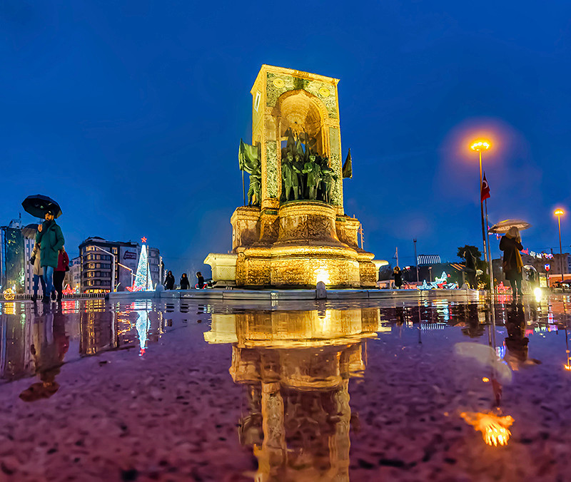 2020 yılı Taksim’in ışıl ışıl olduğu günlerden bir gün... - Resim: 1