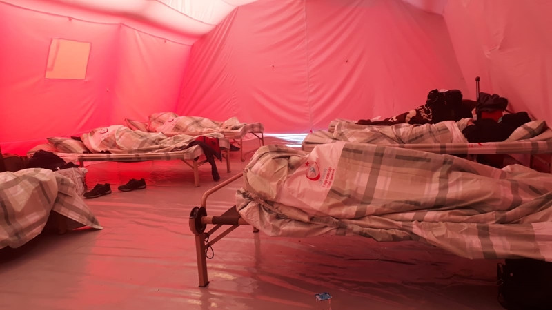 Sahra çadırındaki vatandaş: 24 saat iki ülke arasında bekledik - Resim: 1