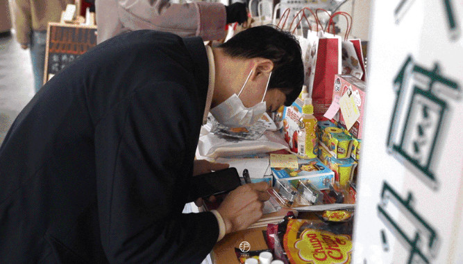 Çin'de işçilere hediyeler dağıtmak için insansız tezgahlar kuruldu - Resim: 3