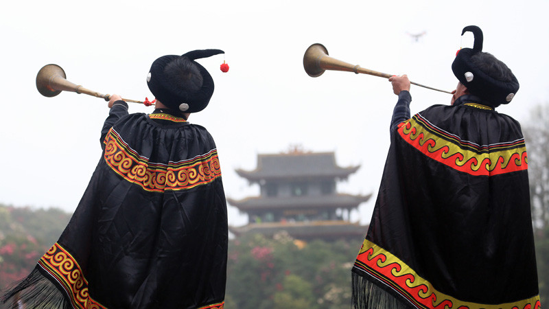 Guizhou'nun Bijie kentinde 'Yiler' kutsal çiçekleriyle ibadet etti - Resim: 2