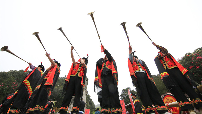 Guizhou'nun Bijie kentinde 'Yiler' kutsal çiçekleriyle ibadet etti - Resim: 1