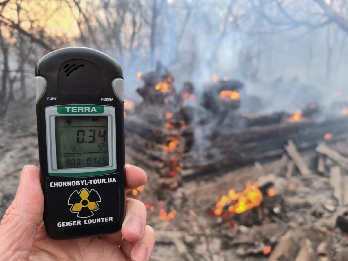 Ukrayna'daki yangın Çernobil sınırına dayandı: Radyasyon 14 katına çıktı - Resim: 1
