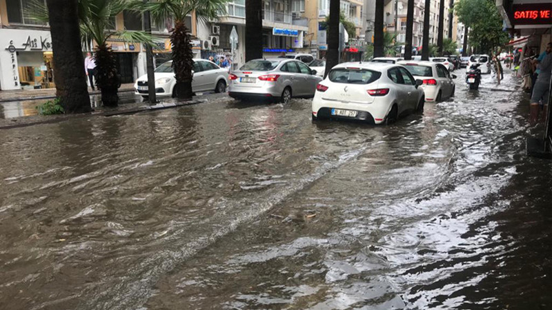 İzmir'de sağanak hayatı olumsuz etkiledi - Resim: 1