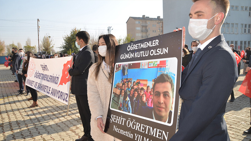 Hakkari'de öğretmenler, şehit meslektaşları için yürüdü - Resim: 1