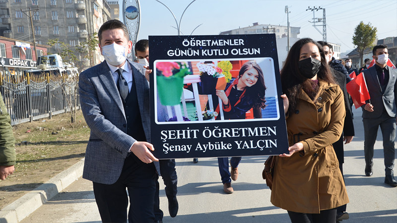 Hakkari'de öğretmenler, şehit meslektaşları için yürüdü - Resim: 2