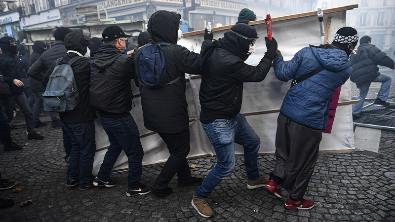 Fransa'da güvenlik yasa tasarısı ve polis şiddetinin protesto edildiği gösterilerde olaylar çıktı - Resim: 17