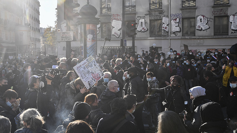 Fransa'da güvenlik yasa tasarısı ve polis şiddetinin protesto edildiği gösterilerde olaylar çıktı - Resim: 10