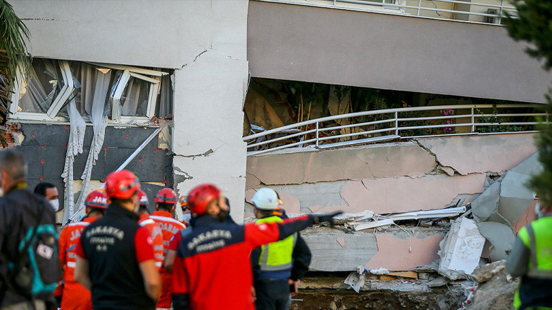 Yan yatan binadan canları pahasına 4 kişiyi kurtardılar - Resim: 2